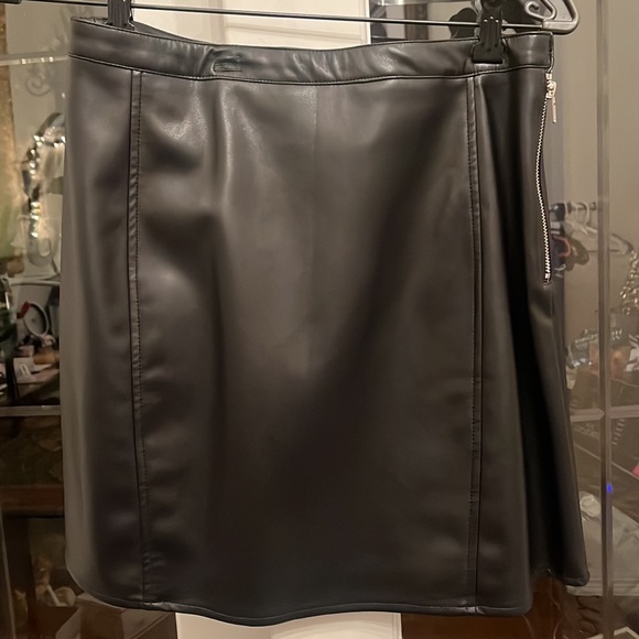 STOOSH PLEATHER BLACK SKIrt BNWT medium side silver zipper w buttons - Picture 5 of 5
